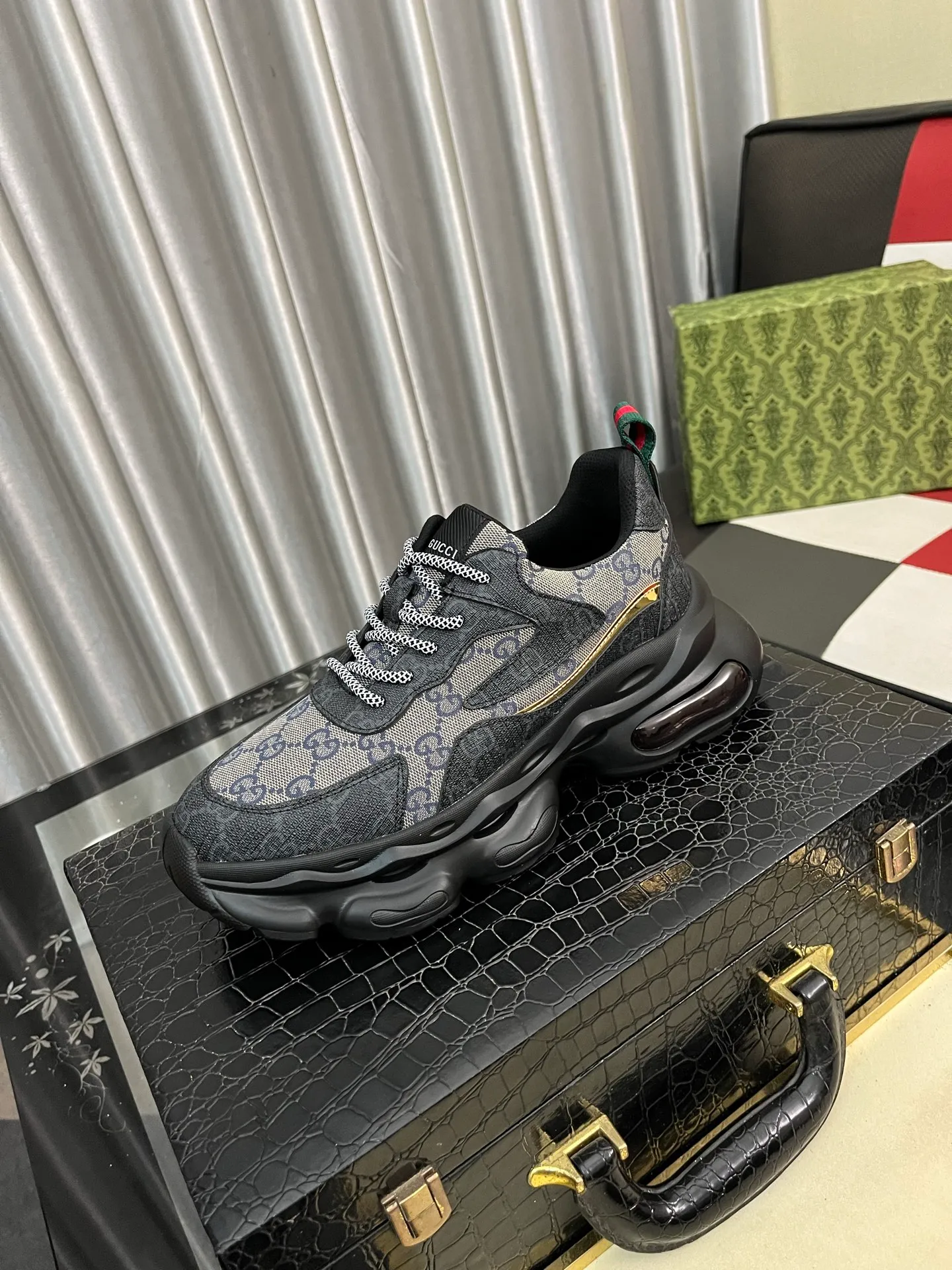 Men's shoes💰438⌚️⌚️[Gucci] Gucci's new men's genuine leather casual shoes, the highest version on the market, any comparison is welcome🆚! The original leather has excellent texture and is super high-end! Fetal sheep net lining imported from Italy, removable pad! Luxurious materials and fine workmanship, highly recommended! Code number: 38-444️⃣Colors available